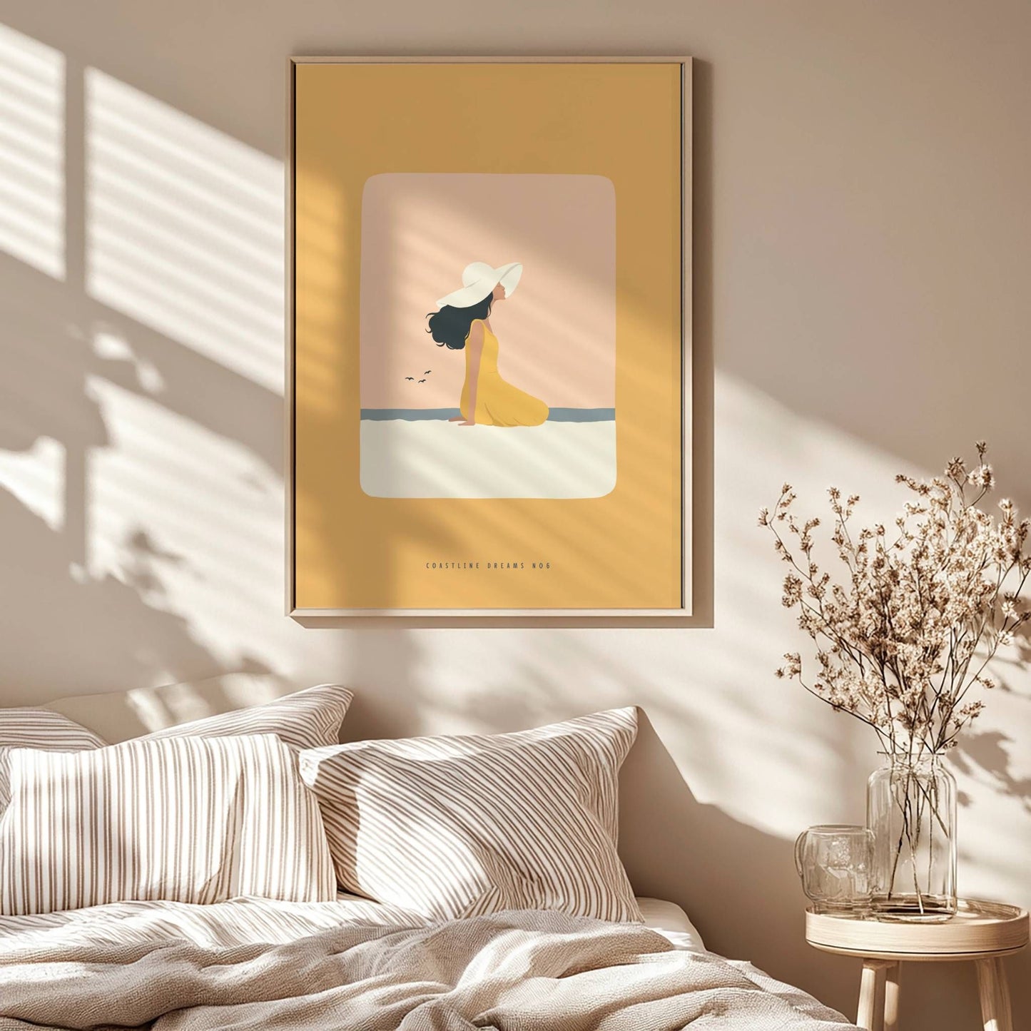 Coastline Dreams No6 – Plakat
En kvinne i gul sommerkjole og solhatt sitter i sanden med blikket mot havet. Myke nyanser av fersken og solgult gir et varmt og fredelig uttrykk. Illustrasjonen viser plakat i eik ramme.