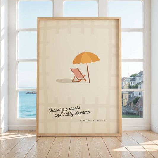 Coastline Dreams No7 – Plakat
En tom strandstol under parasoll venter i solskinnet. Minimalistisk motiv med teksten "Chasing sunsets and salty dreams" – ren sommerstemning. Illustrasjon viser plakat i eik ramme.