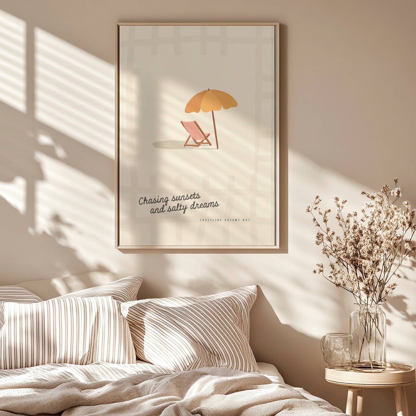 Coastline Dreams No7 – Plakat
En tom strandstol under parasoll venter i solskinnet. Minimalistisk motiv med teksten "Chasing sunsets and salty dreams" – ren sommerstemning. Illustrasjon viser plakat i eik ramme.