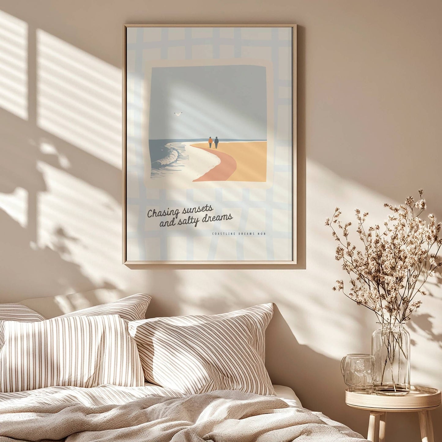 Coastline Dreams No8 – Plakat
To personer går hånd i hånd langs en bølgende kystlinje. Et romantisk og avslappet strandmotiv med retro-følelse og tekst. Illustrasjon viser plakat i eik ramme.