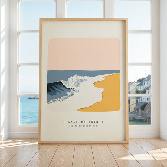Coastline Dreams No9 – Plakat
Kraftige bølger slår inn mot strandkanten under en ferskenfarget himmel. Teksten "Salt on skin" understreker det sanselige i motivet. Illustrasjon viser plakat i eik ramme.