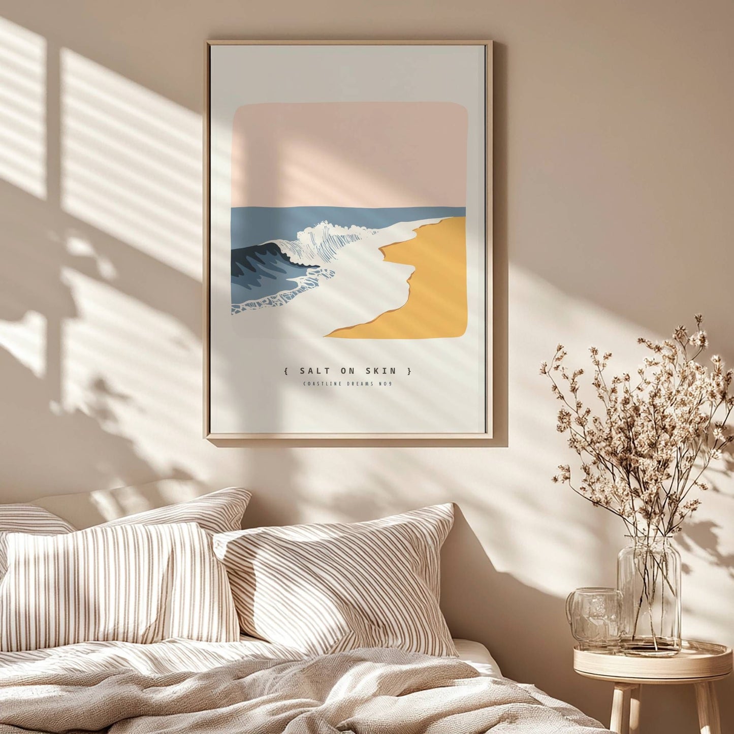 Coastline Dreams No9 – Plakat
Kraftige bølger slår inn mot strandkanten under en ferskenfarget himmel. Teksten "Salt on skin" understreker det sanselige i motivet. Illustrasjon viser plakat i eik ramme.