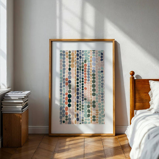 Color Flow - det unike designet består av organiske sirkler i varierte størrelser og harmoniske nyanser av grønn, blå, beige og terrakotta. Illustrasjon viser plakat i eik ramme på gulv.