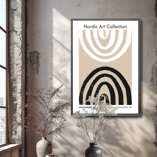 Denne grafiske plakaten i sort, hvitt og beige - gir en subtil, og sterk visuell appell som vil komplementere en rekke innredningsstiler. Illustrasjonsfoto viser plakaten i sort ramme.