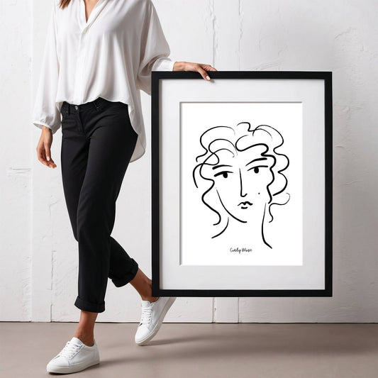 Løft rommet med en kunstnerisk vri med Curly Muse – Moderne Portrettplakat i sort-hvit. Illustrasjonen viser plakat med passepartout i sort ramme.