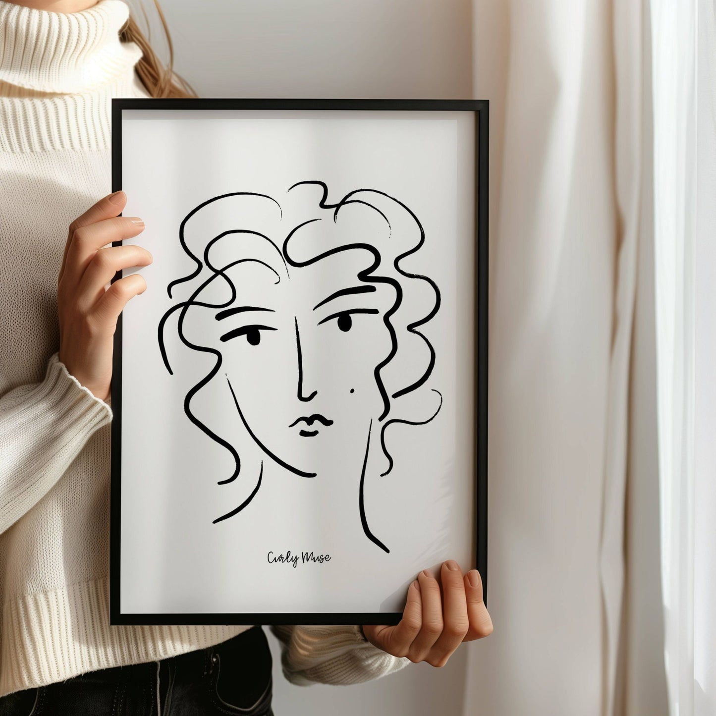 Løft rommet med en kunstnerisk vri med Curly Muse – Moderne Portrettplakat i sort-hvit. Illustrasjonen viser plakat i sort ramme.