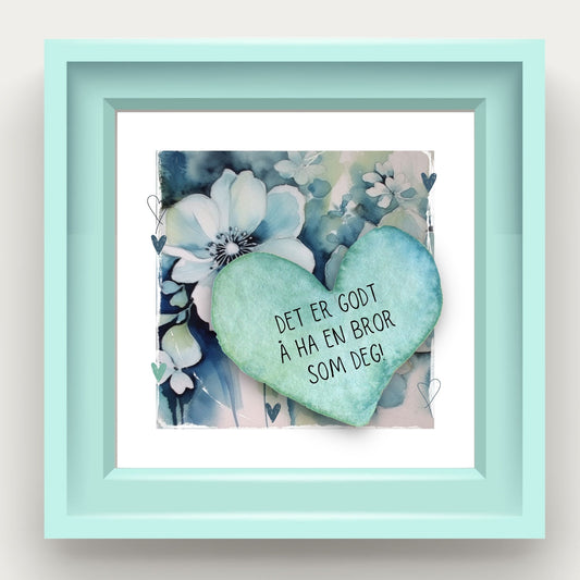 Grafisk plakat med et lyseblått hjerte påført tekst "Det er godt å ha en bror som deg!". Bagrunn med blomster i blåtoner. Illustrasjon viser plakat i lyseblå ramme.
