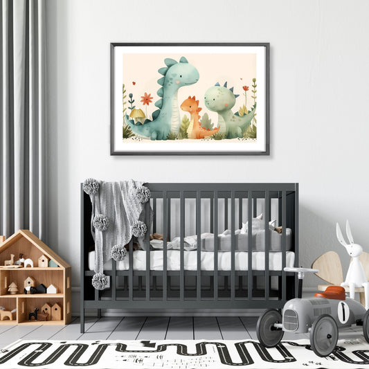 Til barnerommet. Dinosaurvenner - tre søte små dinosaurer. Illustrasjonsbilde viser plakat i grå ramme over en barneseng.