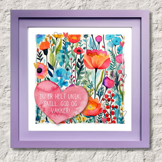 Grafisk plakat med et rosa hjerte påført tekst "Du er helt unik, snill, god og vakker!". Bagrunn i fargerike blomster. Illustrasjon viser plakat i lilla ramme.