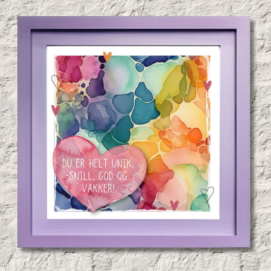 Grafisk plakat med et rosa hjerte påført tekst "Du er helt unik, snill, god og vakker!". Bagrunn i fargerikt abstrakt akvarell. Illustrasjonen viser plakat i lilla ramme.