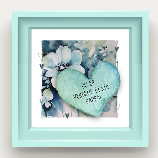 Grafisk plakat med et lyseblått hjerte påført tekst "Du er verdens beste pappa!". Bagrunn med blomster i blåtoner. Illustrasjon av plakat i lyseblå ramme.