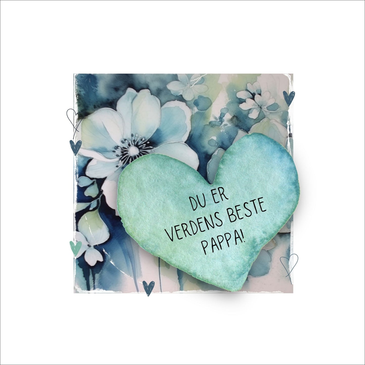 Grafisk plakat med et lyseblått hjerte påført tekst "Du er verdens beste pappa!". Bagrunn med blomster i blåtoner. Kortet har en hvit kant runt på 4 cm.
