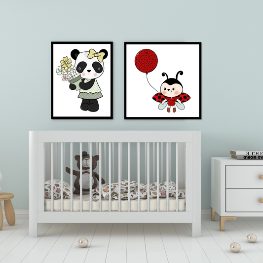 Grafiske motiver av dyrefigurer i svarte rammer hengt over seng på barnerom.