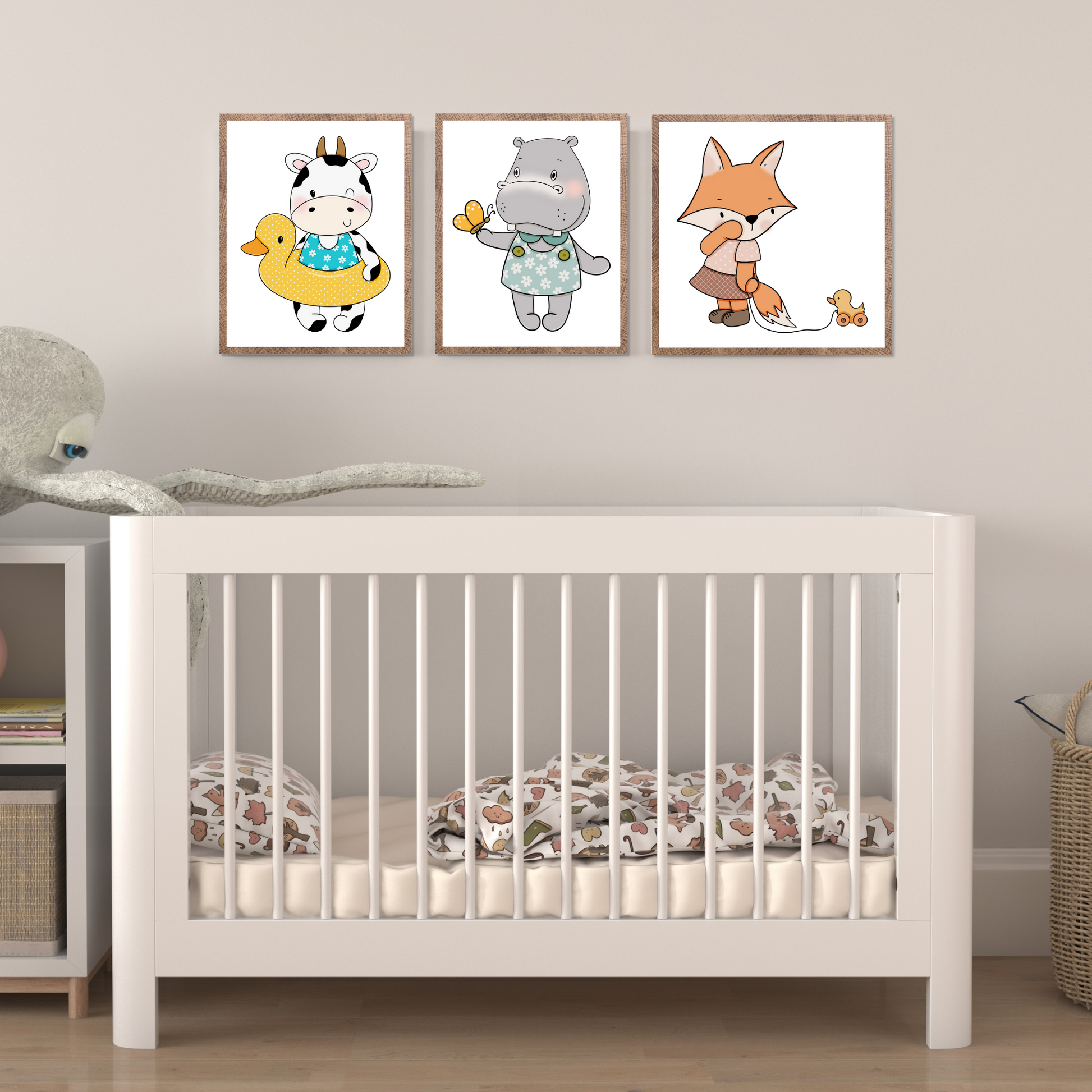 Grafiske motiver av dyrefigurer i eikerammer hengt over seng på barnerom.