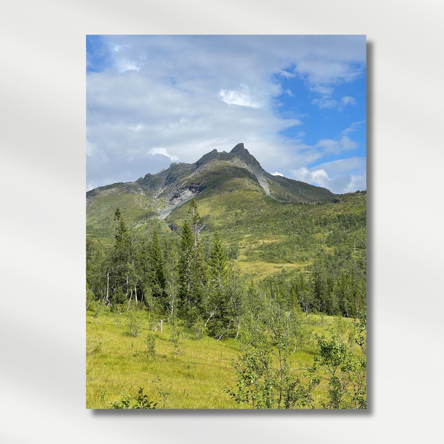 Dærga – i Røyrvik er et majestetisk motiv av fjelltoppen Jillie Daerka (1108 moh), sett fra et åpent fjellandskap med frodige grøntoner og dramatisk himmel. Illustrasjon viser motivet på lerret.