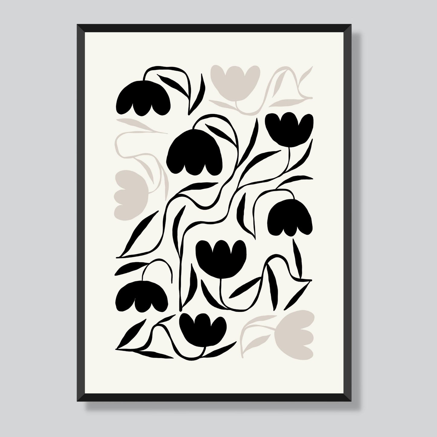 Miljøbilde som viser grafisk plakat i abstrakt, floralt mønster i sort, beige og dempet hvit bakgrunn. Plakaten har et bredt felt rundt i bakgrunnsfarge, og henger i sort ramme på en lys vegg.