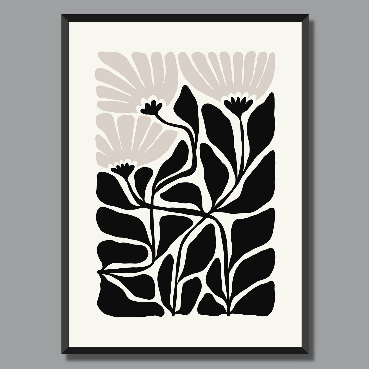 Illustrasjon av en grafisk plakat i abstrakt, floralt mønster i sort, beige og dempet hvit bakgrunn. Plakaten har en bred kant i samme som bakgrunnsfarge, og henger i sort ramme.