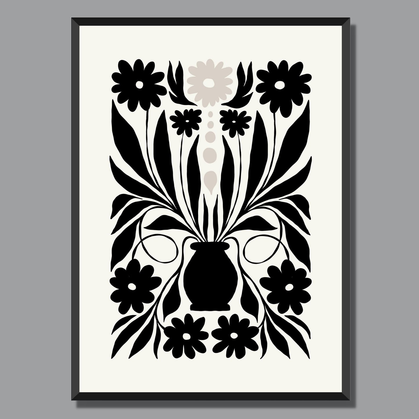 Illustrasjon av en grafisk plakat i abstrakt, floralt mønster i sort, beige og dempet hvit bakgrunn. Plakaten har en bred kant i samme som bakgrunnsfarge, og henger i sort ramme.