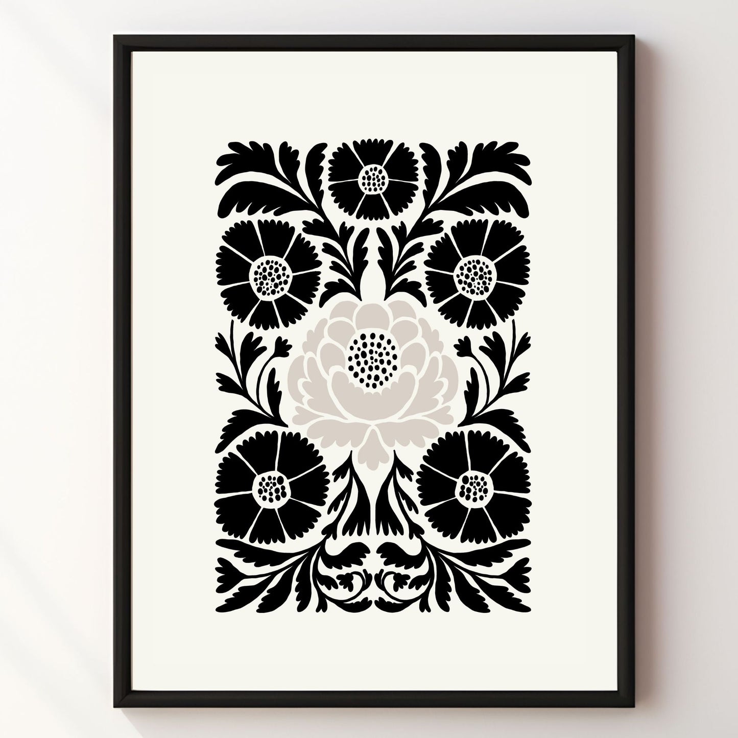 Illustrasjon av en grafisk plakat i abstrakt, floralt mønster i sort, beige og dempet hvit bakgrunn. Plakaten har en bred kant i samme som bakgrunnsfarge, og henger i sort ramme på en vegg.
