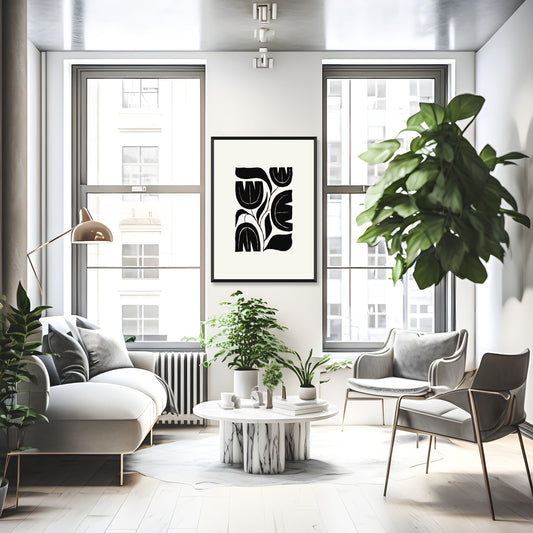 Bildet viser en grafisk plakat i abstrakt, floralt mønster i sort og dempet hvit bakgrunn. Plakaten har en bredt kant i dempet hvit farge rundt og henger på en lys vegg mellom to vinduer i sort ramme.