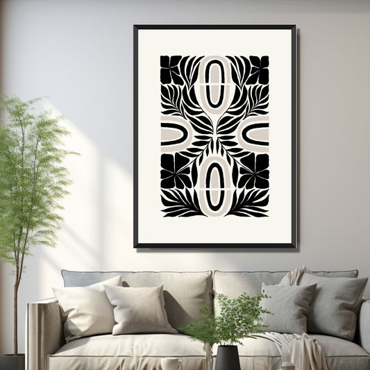 Illustrasjon av en grafisk plakat i abstrakt, floralt mønster i sort, beige og dempet hvit bakgrunn. Plakaten har en bred kant i samme som bakgrunnsfarge, og henger i sort ramme på en vegg over en sofa.