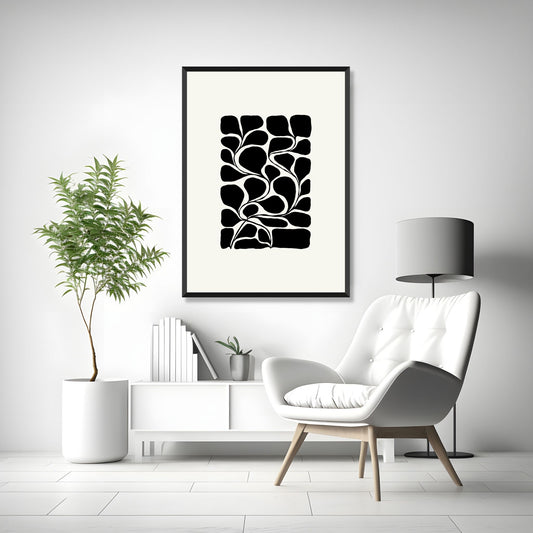 Bildet viser en grafisk plakat i abstrakt, floralt mønster i sort og dempet hvit bakgrunn. Plakaten har en bredt kant i dempet hvit farge rundt og henger i sort ramme på en lys vegg.