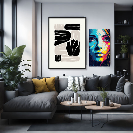 Miljøbilde som viser en grafisk plakat i abstrakt, floralt mønster i sort, beige og dempet hvit bakgrunn. Plakaten har et bredt felt rundt i bakgrunnsfarge, og henger i sort ramme på en lys vegg over en sofa. Ved siden henger et lerretsbilde med et dameansikt.