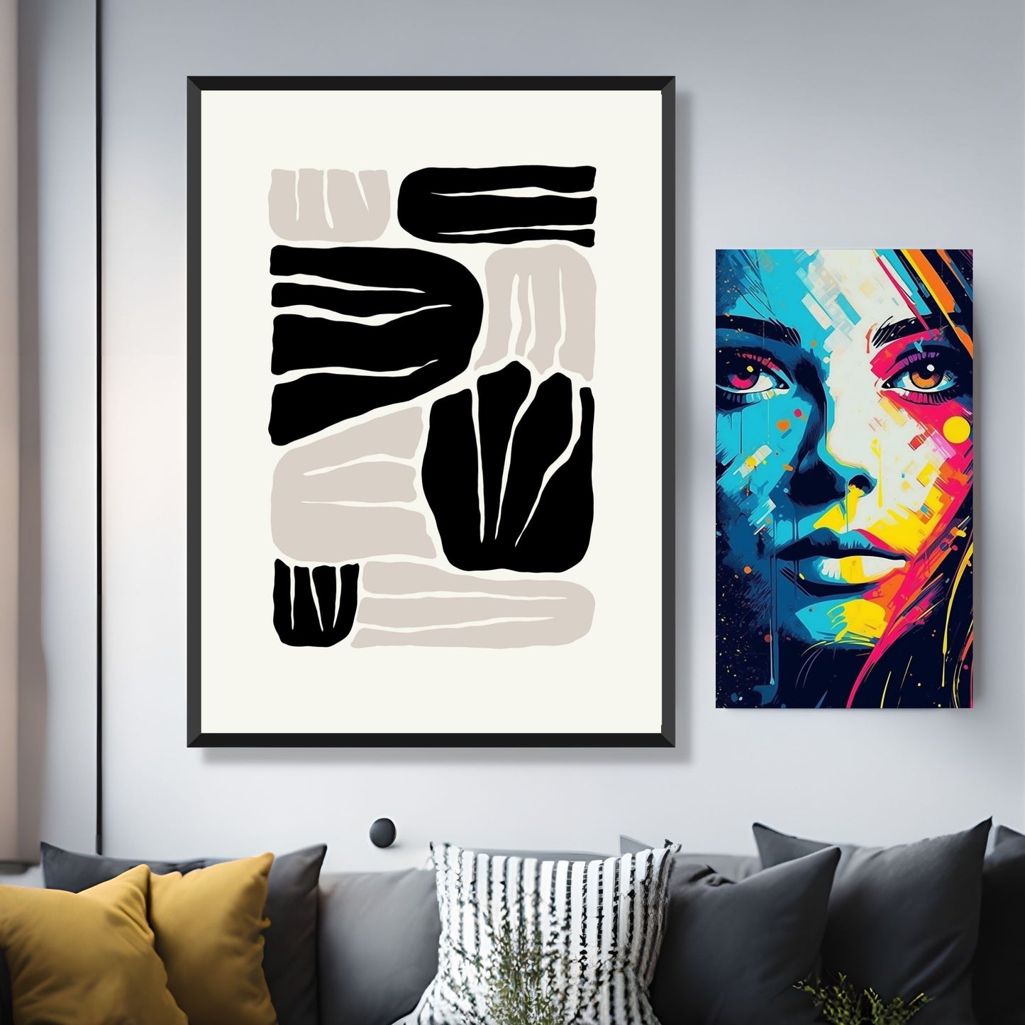 Miljøbilde som viser en grafisk plakat i abstrakt, floralt mønster i sort, beige og dempet hvit bakgrunn. Plakaten har et bredt felt rundt i bakgrunnsfarge, og henger i sort ramme på en lys vegg over en sofa. Ved siden henger et lerretsbilde med et dameansikt.
