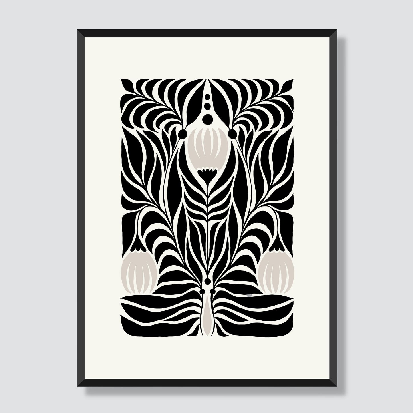 Miljøbilde som viser grafisk plakat i abstrakt, floralt mønster i sort, beige og dempet hvit bakgrunn. Plakaten har et bredt felt rundt i bakgrunnsfarge, og henger i sort ramme på en lys vegg.