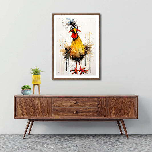 Med sine uregjerlige fjær, store øyne og overraskende uttrykk er denne høneplakaten et perfekt innslag for å bringe liv og humor til ethvert rom. Illustrasjon viser motivet som plakat i ramme.