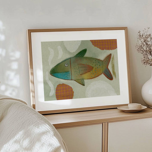 "Den Fargerike Fisken" er en unik plakat som kombinerer det surrealistiske med det organiske. Med detaljerte nyanser av grønt og blått, samt en abstrakt bakgrunn. Illustrasjon viser plakat i eik ramme.