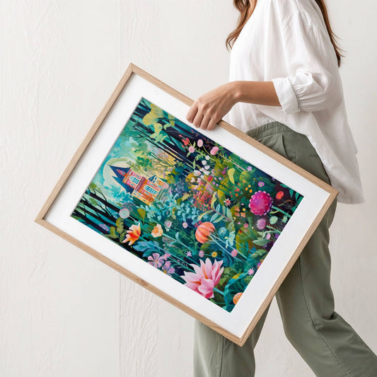 Et skjult hus midt i en tettblomstrende og grønn hage – mystisk, men innbydende. Illustrasjon viser plakat med passepartout i eik ramme.