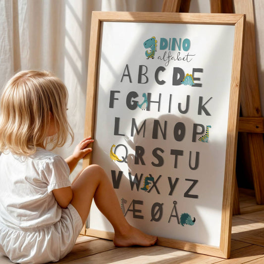 Dino Alfabet Plakat med lys bakgrunn. Illustrasjon viser plakat i eik ramme.