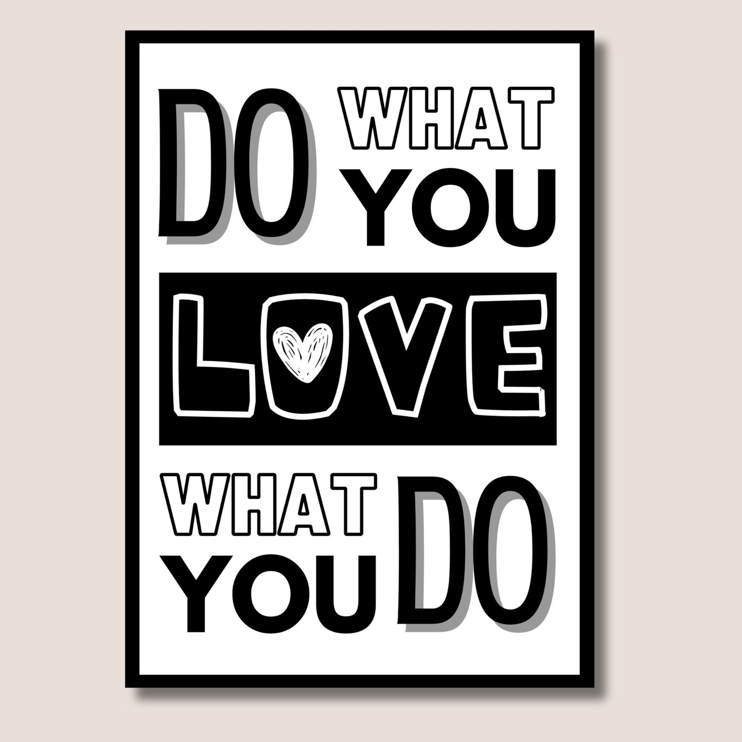 Tekstplakat med skriften DO WHAT YOU - LOVE - WHAT YOU DO. Farge sort-hvit. Illustrasjon av plakat i sort ramme med passepartout.