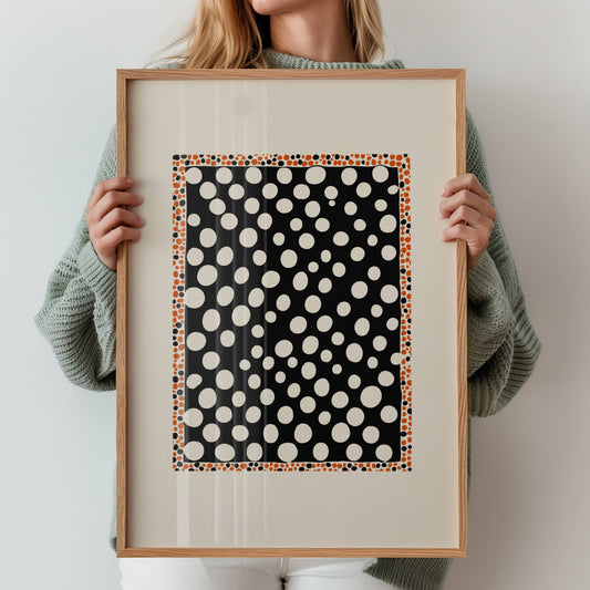 Dot Illusion leker med perspektiv og mønster. De hvite prikkene mot svart bakgrunn skaper et optisk spill som både fascinerer og forskjønner. Illustrasjon viser motiv med bred kant i eik ramme.