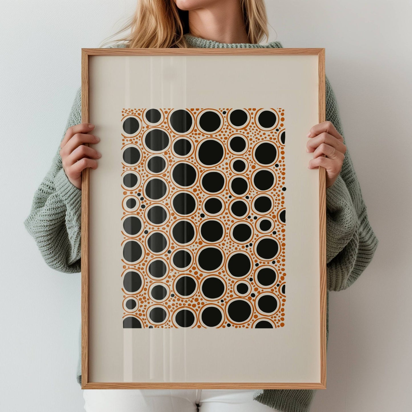 Dot Motion er en moderne og rytmisk plakat med overlappende sirkler i svart og oransje. Illustrasjon viser motiv med bred kant i eik ramme.