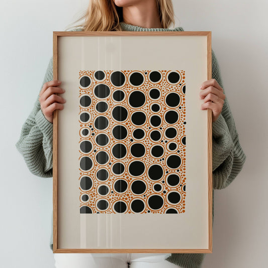 Dot Motion er en moderne og rytmisk plakat med overlappende sirkler i svart og oransje. Illustrasjon viser motiv med bred kant i eik ramme.