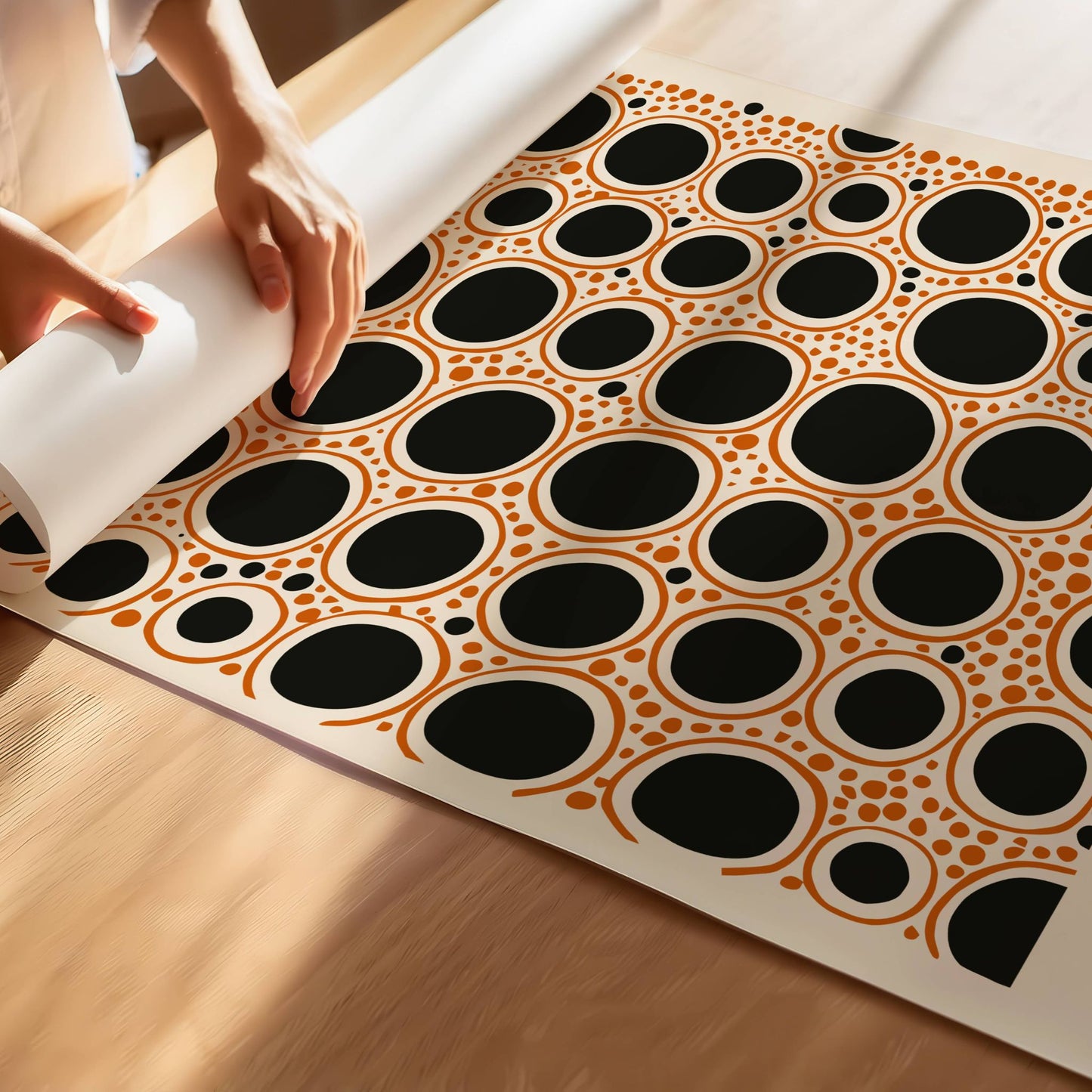 Dot Motion er en moderne og rytmisk plakat med overlappende sirkler i svart og oransje. Illustrasjon viser motiv på print.