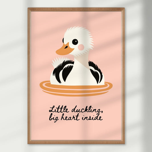 Liten andunge, stort hjerte – minner oss på at det er innsiden som teller. Et nydelig budskap i barnevennlig design. Illustrasjon viser plakat i eik ramme.
