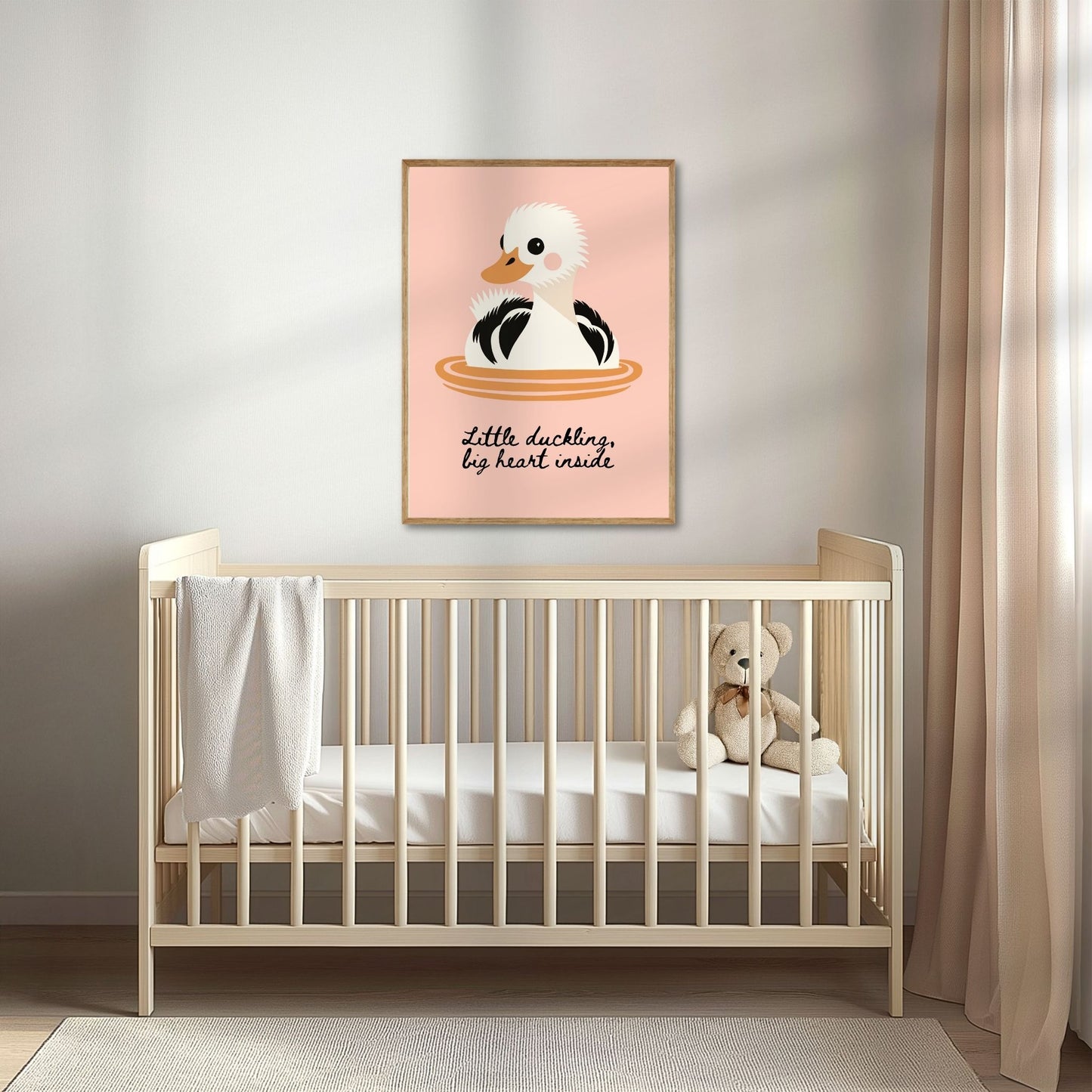Liten andunge, stort hjerte – minner oss på at det er innsiden som teller. Et nydelig budskap i barnevennlig design. Illustrasjon viser plakat i eik ramme over en barneseng.