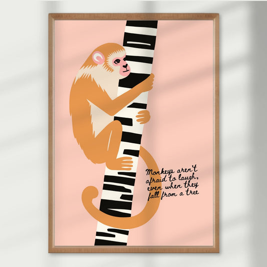 Aper er ikke redde for å falle – denne rampete lille apen klatrer opp stilen og oser av lek. Denne plakaten oser av lek og frihet, og er en favoritt blant små eventyrere. Illustrasjon viser plakat i eik ramme.