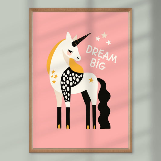 Dream big – denne magiske enhjørningen med glitrende detaljer og stjernedryss inspirerer til store drømmer og fri fantasi. Illustrasjon viser plakat i eik ramme.