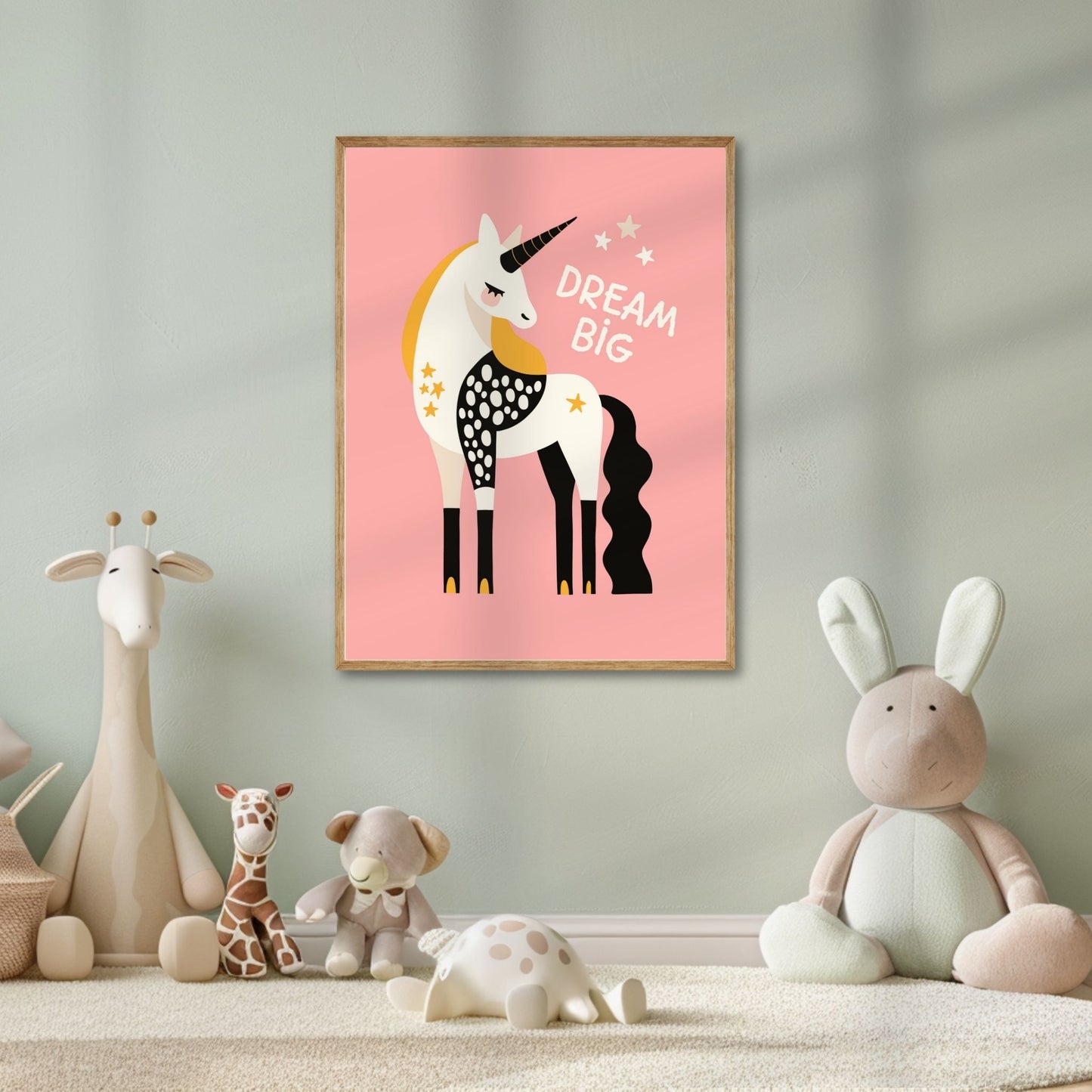 Dream big – denne magiske enhjørningen med glitrende detaljer og stjernedryss inspirerer til store drømmer og fri fantasi. Illustrasjon viser plakat i eik ramme på et barnerom.