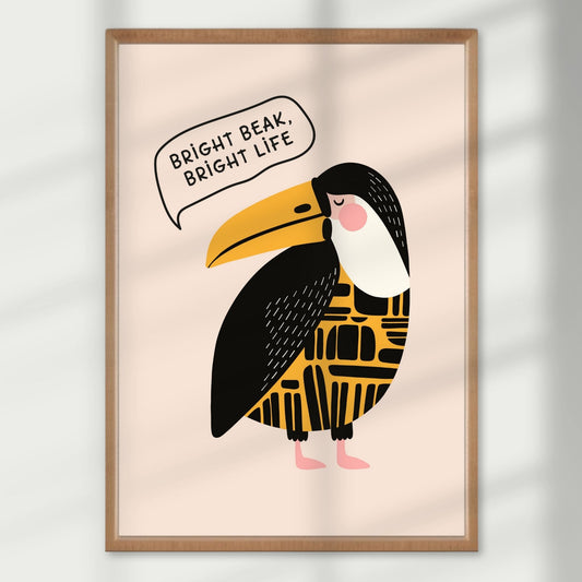 Sterkt nebb, sterkt liv – denne sprudlende plakaten med en geometrisk tukan og inspirerende budskap gir både farge og energi til veggen. illustrasjon viser plakat i eik ramme.