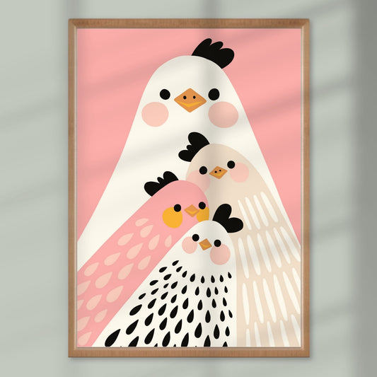 Morskjærlighet i hver fjær – denne plakaten med fuglemor og tre små er full av varme, trygghet og familiær glede. Illustrasjon viser plakat i eik ramme.