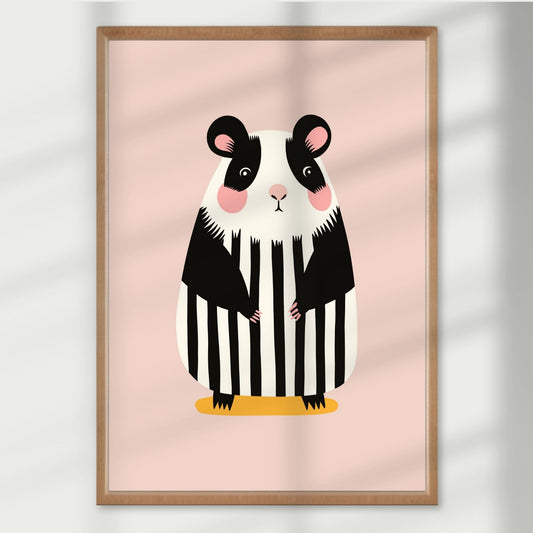 Rund og søt med stripete stil – en yndig hamster med stor personlighet. Et yndig plakatmotiv som passer både alene og sammen med andre dyr i serien. Illustrasjon viser plakat i eik ramme.