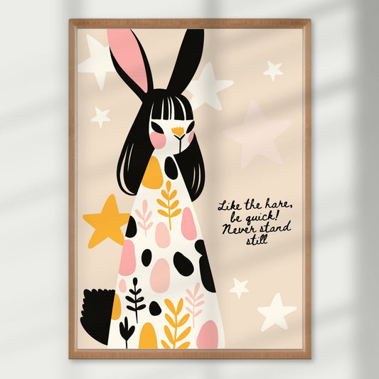 Som haren – vær rask, så stå stille – en klok og drømmende hare omgitt av stjerner. Perfekt for å inspirere små filosofer og eventyrere.Illustrasjon viser plakat i eik ramme.