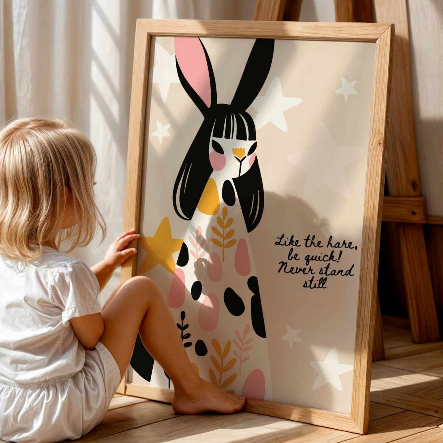 Som haren – vær rask, så stå stille – en klok og drømmende hare omgitt av stjerner. Perfekt for å inspirere små filosofer og eventyrere. Illustrasjon viser plakat i eik ramme.