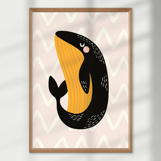 Stor og rolig hval med varmt smil – dette stiliserte motivet av en svart-hvit hval med gyllen buk og myk bølgemønstret bakgrunn. Illustrasjon viser plakat i eik ramme.