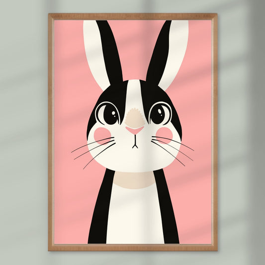 Store øyne og myk pels – denne kaninen i svart og hvitt ser nysgjerrig på verden og blir raskt en favoritt blant små venner. Illustrasjon viser plakat i eik ramme.